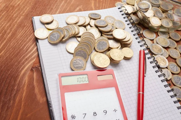Contar moedas com calculadora — Fotografia de Stock