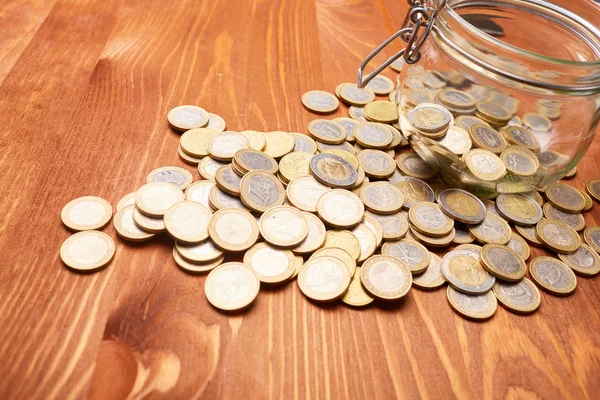 Masadaki bozuk paralar.