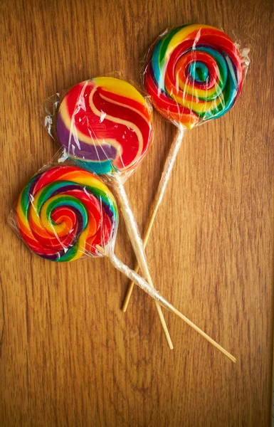 Veelkleurige lollies op hout Rechtenvrije Stockfoto's