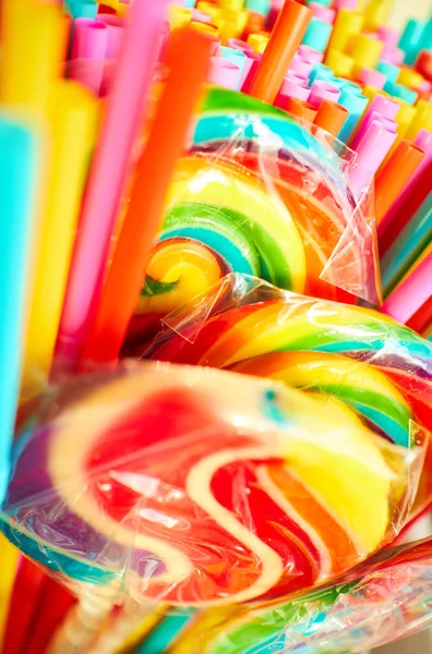 Разноцветные коктейльные палочки и леденцы Стоковое Фото