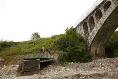 Karadağ dağlarında Nehri Köprüsü