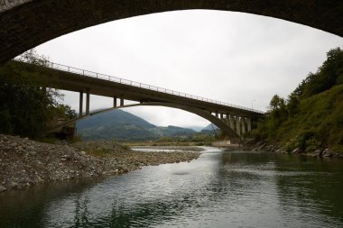 Karadağ dağlarında Nehri Köprüsü