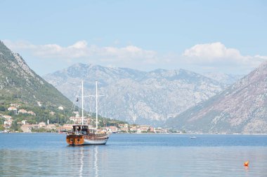 Karadağ'daki su üzerinde gemi