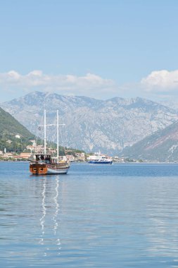 Karadağ'daki su üzerinde gemi