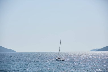 sessiz su üzerinde yelken