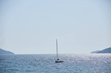 sessiz su üzerinde yelken