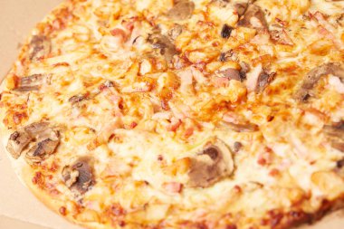 Jambonlu ve mantarlı pizza.