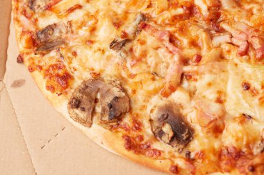 Jambonlu ve mantarlı pizza.