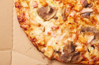 Jambonlu ve mantarlı pizza.