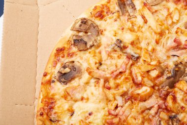 Jambonlu ve mantarlı pizza.