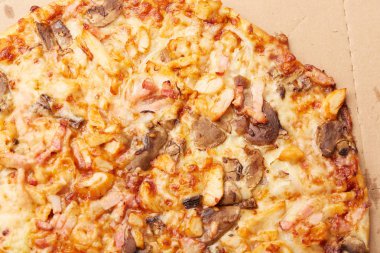 Jambonlu ve mantarlı pizza.