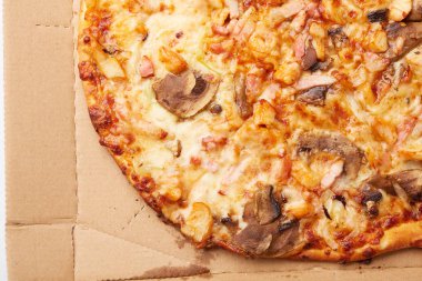 Jambonlu ve mantarlı pizza.