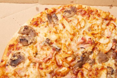 Jambonlu ve mantarlı pizza.