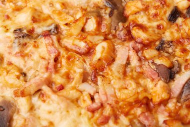 Jambonlu ve mantarlı pizza.