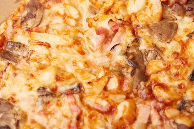 Jambonlu ve mantarlı pizza.