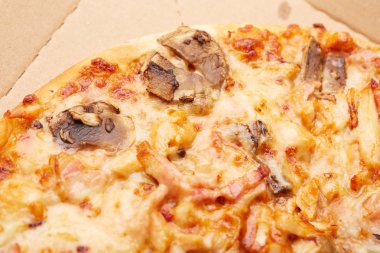 Jambonlu ve mantarlı pizza.