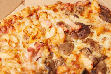 Jambonlu ve mantarlı pizza.