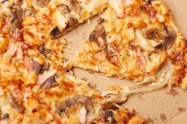 Jambonlu ve mantarlı pizza.