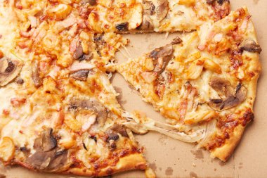 Jambonlu ve mantarlı pizza.