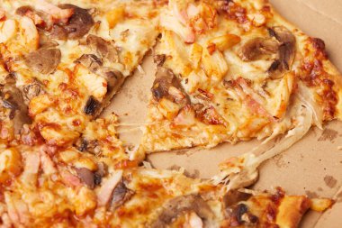 Jambonlu ve mantarlı pizza.