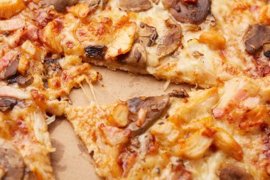 Jambonlu ve mantarlı pizza.