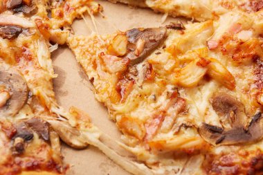 Jambonlu ve mantarlı pizza.