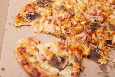 Jambonlu ve mantarlı pizza.