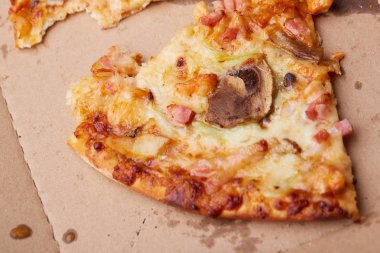 Jambonlu ve mantarlı pizza.