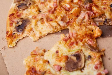 Jambonlu ve mantarlı pizza.