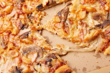 Jambonlu ve mantarlı pizza.