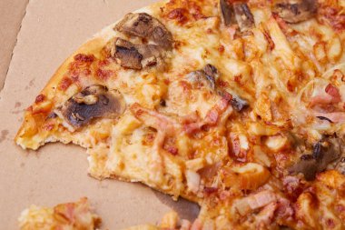 Jambonlu ve mantarlı pizza.