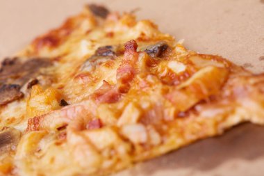 Jambonlu ve mantarlı pizza.