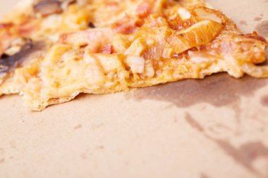 Jambonlu ve mantarlı pizza.