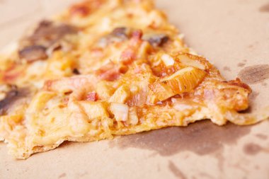 Jambonlu ve mantarlı pizza.