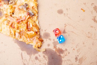 Jambonlu ve mantarlı pizza.