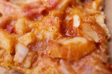 Jambonlu ve mantarlı pizza.