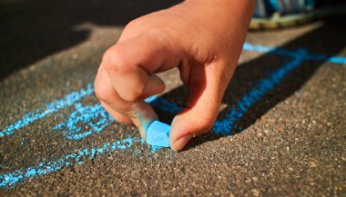 Tebeşir ile çizim çocuk