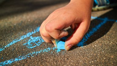 Tebeşir ile çizim çocuk