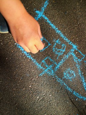 Tebeşir ile çizim çocuk