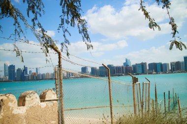 Abu Dabi beach çit dikenli tel ile
