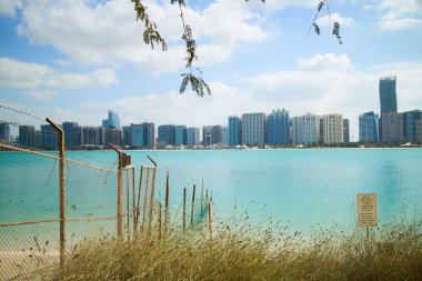 Abu Dabi beach çit dikenli tel ile