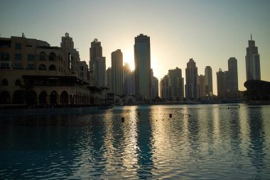 Dubai çeşmeler karşı şehir manzarası