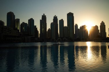 Dubai çeşmeler karşı şehir manzarası