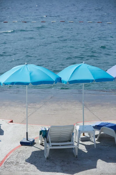 Guarda-chuvas de praia azul — Fotografia de Stock