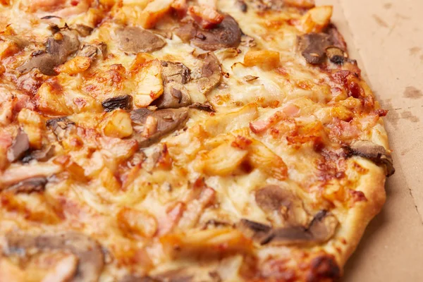 Jambonlu ve mantarlı pizza.