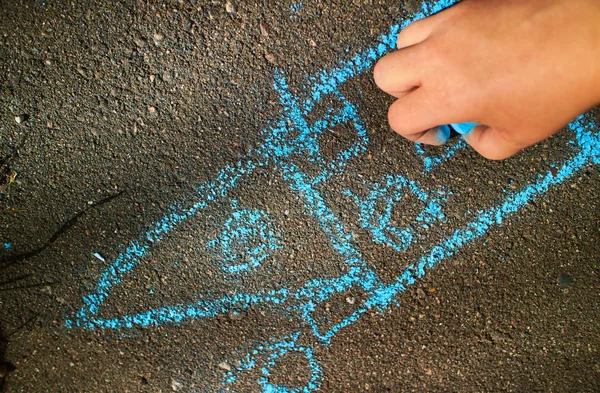 Kid drawing with chalk — Stock Photo, Image