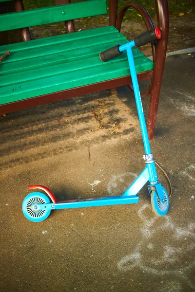 Kick scooter near bench — Stock Photo, Image