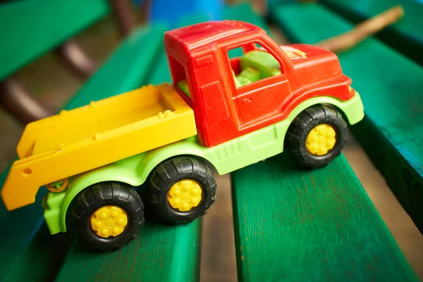 bankta oyuncak kamyon