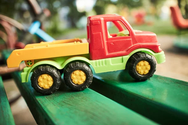 bankta oyuncak kamyon