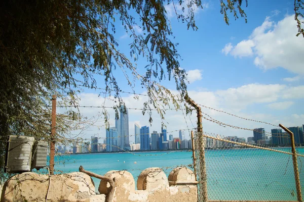 Abu Dabi beach çit dikenli tel ile